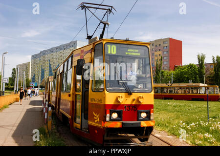 Lodz, Pologne : Streetcar et blocs d'appartements de banlieue à la fin de la ligne de tramway à Wyszynskiego. Banque D'Images