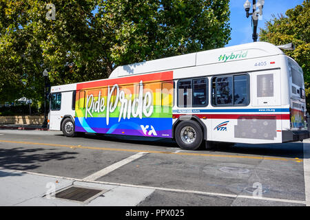 27 septembre 2018 Sunnyvale / CA / USA - "Ride with Pride" imprimé sur un fond arc-en-ciel sur le côté d'un bus de l'IDV dans le sud de San Francisco bay area Banque D'Images