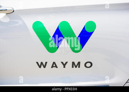 27 septembre 2018 Sunnyvale / CA / USA - Close up of Waymo logo sur le côté de l'un de leurs conducteurs de voitures, dans les essais à ce moment sur le stree Banque D'Images