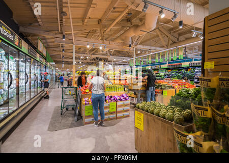 27 septembre 2018 Palo Alto / CA / USA - Personnes shopping sur les aliments entiers dans la section des fruits et légumes, South San Francisco bay area Banque D'Images