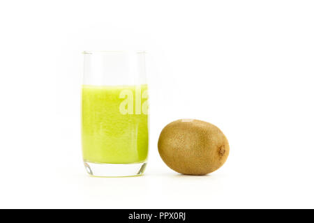 Un kiwi et un verre de jus de kiwi isolé sur fond blanc. Banque D'Images