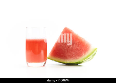 Un verre de jus à base de melon d'eau isolé sur fond blanc. Banque D'Images