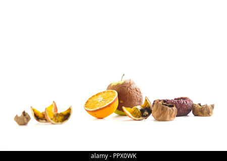 Les fruits pourris isolé sur fond blanc. Banque D'Images