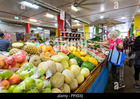 Client qui achète des produits frais au marché populaire Rusty's dans la rue Sheridan, à Cairns, Far North Queensland, Queensland, Australie, FNQ Banque D'Images