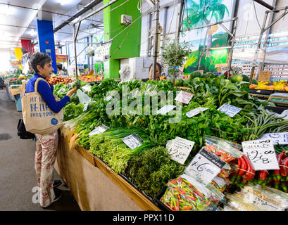 Client qui achète des produits frais au marché populaire Rusty's dans la rue Sheridan, à Cairns, Far North Queensland, Queensland, Australie, FNQ Banque D'Images