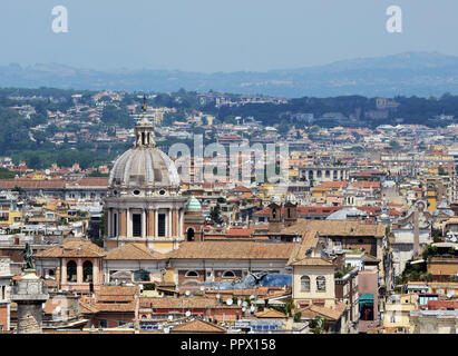 Vue sur la basilique de SS. Ambrose et Charles sur le Corso à Rome. Banque D'Images
