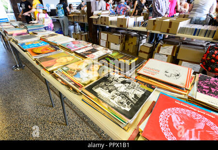 Vieux vinyles à vendre à une foire du livre de Vinnies, Cairns, Far North Queensland, Queensland, Australie, FNQ Banque D'Images