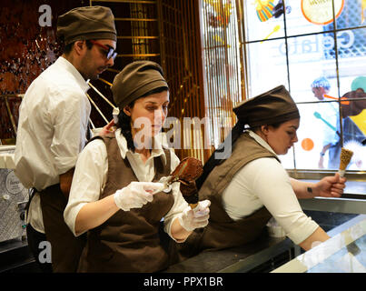 La crème glacée italienne servi au Venchi gelateria à Rome. Banque D'Images