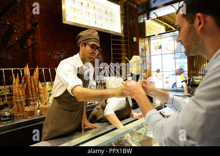 La crème glacée italienne servi au Venchi gelateria à Rome. Banque D'Images