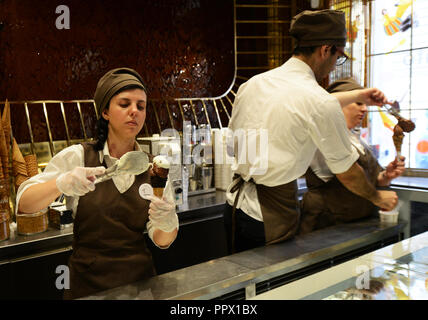 La crème glacée italienne servi au Venchi gelateria à Rome. Banque D'Images