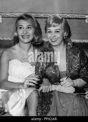 Franca Bettoia et Giulietta Masina, ciak d'oro, golden ciak award au lloyd club à Naples, 1959 Banque D'Images
