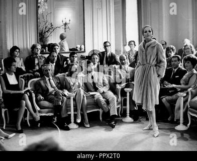 Jules Dassin, Melina Merkouri, Anthony Perkins, Christian dior fashion show, Paris, 1962 Banque D'Images