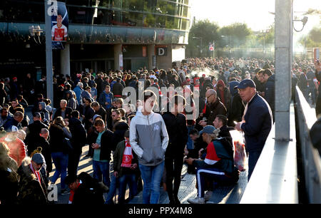 Les supporters d'Arsenal en laissant un jeu Banque D'Images