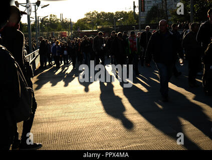 Les supporters d'Arsenal en laissant un jeu Banque D'Images