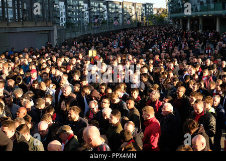 Les supporters d'Arsenal en laissant un jeu Banque D'Images