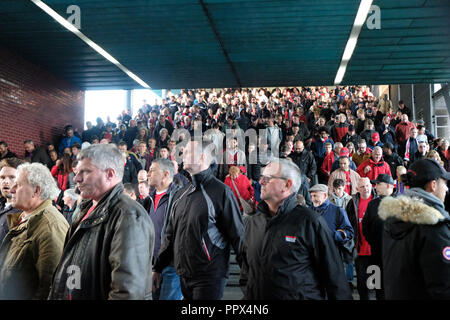 Les supporters d'Arsenal en laissant un jeu Banque D'Images