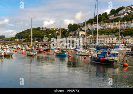 LOOE Looe Cornwall England UK un port de pêche très populaire une station de vacances pleine d'hôtels, attractions, et restaurants. Banque D'Images