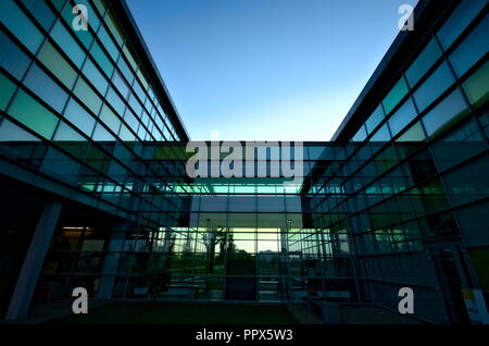 Un immeuble de bureaux dans la lumière au coucher du soleil Banque D'Images