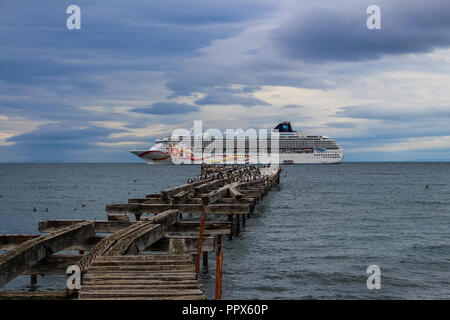 Ancienne jetée en bois à Punta Arenas avec bateau de croisière sur l'arrière-plan. Le détroit de Magellan. La Patagonie chilienne nuages Banque D'Images