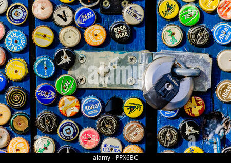 Des capsules de bouteilles de bière sur une barrière en bois, 15 novembre 2015, à la Nouvelle Orléans, Louisiane. Banque D'Images