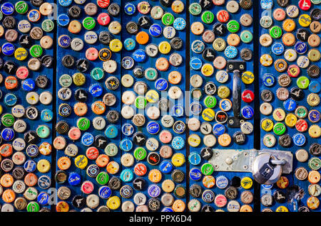 Des capsules de bouteilles de bière sur une barrière en bois, 15 novembre 2015, à la Nouvelle Orléans, Louisiane. Banque D'Images