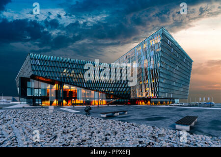 Le rendu 3D, la visualisation de l'immeuble commercial moderne en verre Banque D'Images