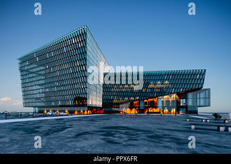 Le rendu 3D, la visualisation de l'immeuble commercial moderne en verre Banque D'Images