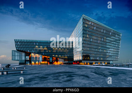 Le rendu 3D, la visualisation de l'immeuble commercial moderne en verre Banque D'Images