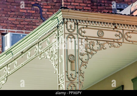 Un balcon en fer forgé est représentée dans le quartier français de la Nouvelle Orléans, Louisiane. Banque D'Images