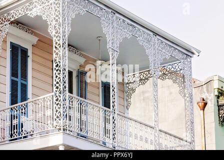 Un balcon en fer forgé est représentée dans le quartier français de la Nouvelle Orléans, Louisiane. Banque D'Images