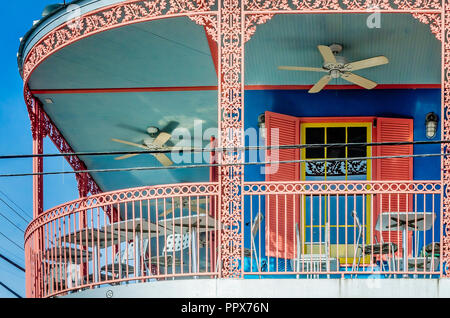 Un balcon en fer forgé est représentée dans le quartier français de la Nouvelle Orléans, Louisiane. Banque D'Images