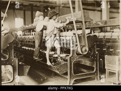 Mâle rouge Garçons, Macon, Géorgie, Lewis Hine, W., 1874 - 1940 L'Amérique, Macon, Georgia, United States ; janvier 1909 ; papier albuminé Banque D'Images