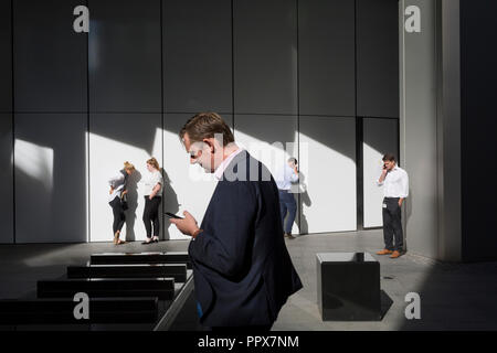 Les employés de bureau Profitez de la chaleur du soleil d'automne à l'extérieur de l'édifice Willis Towers Watson sur Fenchurch Avenue, au cœur du quartier financier de la capitale (aka le Square Mile), le 24 septembre 2018, à Londres, en Angleterre. Banque D'Images