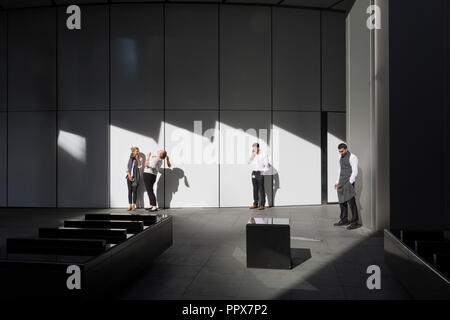 Les employés de bureau Profitez de la chaleur du soleil d'automne à l'extérieur de l'édifice Willis Towers Watson sur Fenchurch Avenue, au cœur du quartier financier de la capitale (aka le Square Mile), le 24 septembre 2018, à Londres, en Angleterre. Banque D'Images