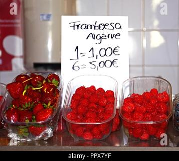 Barquettes de framboises et fraises en vente dans le marché intérieur, Olhau, Algarve, Portugal, Europe. Banque D'Images