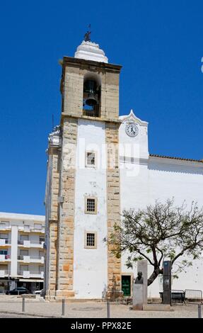 Vue de l'église mère (Matriz de Nossa Senhora do Rosario) clocher de la vieille ville, Olhau, Algarve, Portugal, Europe. Banque D'Images