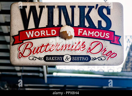 Le babeurre de Wink Boulangerie chute à l'extérieur de l'accroche signe restaurant du quartier français à la Nouvelle-Orléans, Louisiane. Banque D'Images