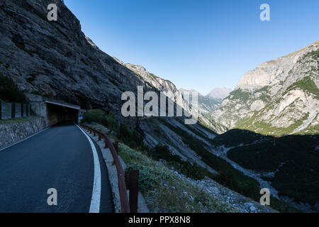 Route sinueuse du col du Stelvio près de Bormio, Italie, Europe, UNION EUROPÉENNE Banque D'Images