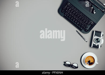 Vue de dessus en 3D render of classic typewriter, configuration de travail Banque D'Images