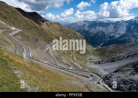 Route sinueuse du col du Stelvio près de Bormio, Italie, Europe, UNION EUROPÉENNE Banque D'Images