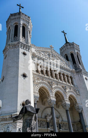 Notre-dame de Fourvière basilique Vue de façade et l'arrière de la statue de Jean-Paul II à Lyon France Banque D'Images