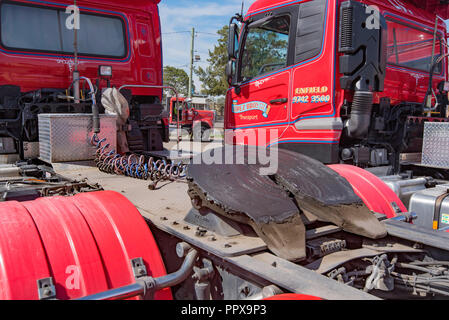 L'extrémité arrière, de l'arrière de la semi-remorque prime mover trucks montrant le moteur, plaque tournante et la cabine du conducteur. Banque D'Images