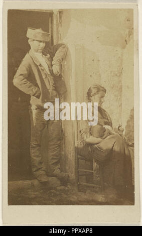 Homme debout à côté d'une femme assise tenant un bébé ; 1865 - 1870 ; à l'albumine argentique Banque D'Images