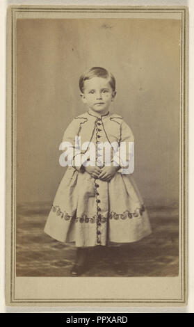 Dinkenspiel Garçon garçon aux cheveux courts, vêtue d'une robe-comme vêtement, comité permanent ; William J. Shew, américain, 1820 - 1903, 1870 Banque D'Images