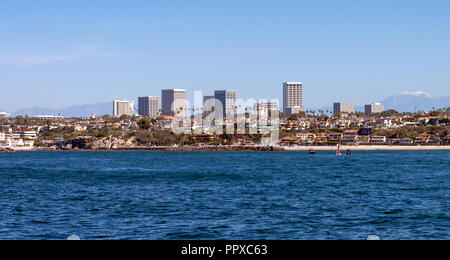 Newport Beach Californie skyline, entrée du port, plage d'état Corona del Mar, Fashion Island et enneigés des montagnes en arrière-plan Banque D'Images