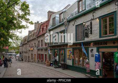 Rue Sous-le-Fort - une rue étroite bordée de boutiques et de bistrots dans le quartier historique Quartier Petit Champlain dans le Vieux Québec. La ville de Québec. Banque D'Images