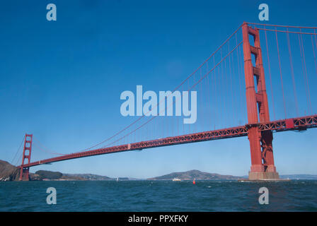 Une vue complète de la Golden Gate Bridge photographié à partir de l'océan Pacifique. San Francisco, Californie, USA. Banque D'Images