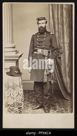 Le général de brigade John White Kimball de Co. B, 15e Régiment d'infanterie du Massachusetts, et 53e Régiment d'infanterie du Massachusetts en uniforme à l'épée) - J.C. Moulton, artiste photographe Banque D'Images