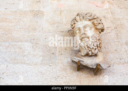 Chef de Triton de l'odéon d'Agrippa, fragment de statue ancent avec copyspace Banque D'Images