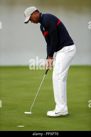 Tiger Woods du Team USA putts pour birdie au 2e au cours de l'Fourballs match de la première journée de la Ryder Cup au Golf National, Saint-Quentin-en-Yvelines, Paris. Banque D'Images